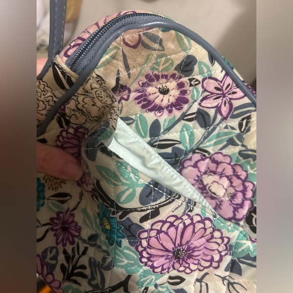 Vera Bradley Crossbody NEEDS TO BE WASHED - Picture 9 of 16